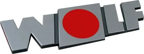 Metallisches Firmenschild mit dem Schriftzug "WOLF" in Großbuchstaben und einem roten Punkt im Design.